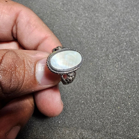 Sterling Silver 925 Mother Of Pearl Oval Shaped Ladies Ring Floral Shank Size 6 - Picture 1 of 9